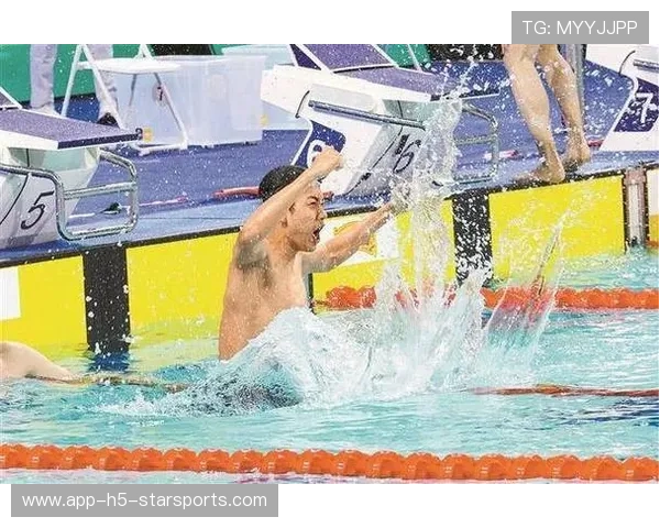 世界冠军与粉丝合影表情太甜：见证那一刻的温暖与感动