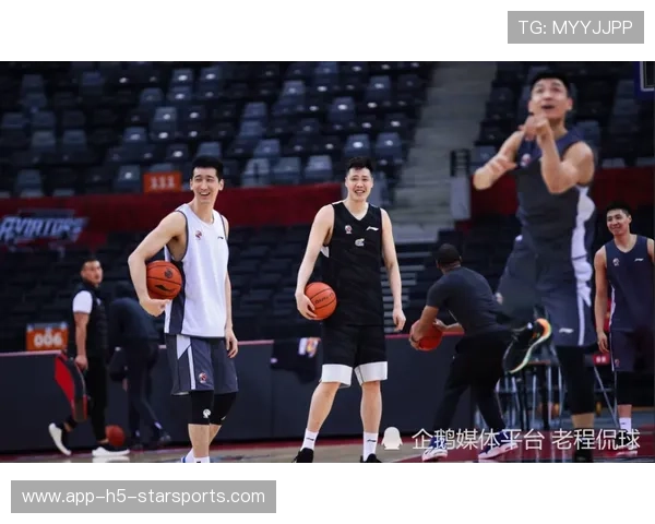 辽宁全员集结鞍山，热身赛连打三场，杨鸣签名受追捧，辽宁男篮鞍山封闭训练